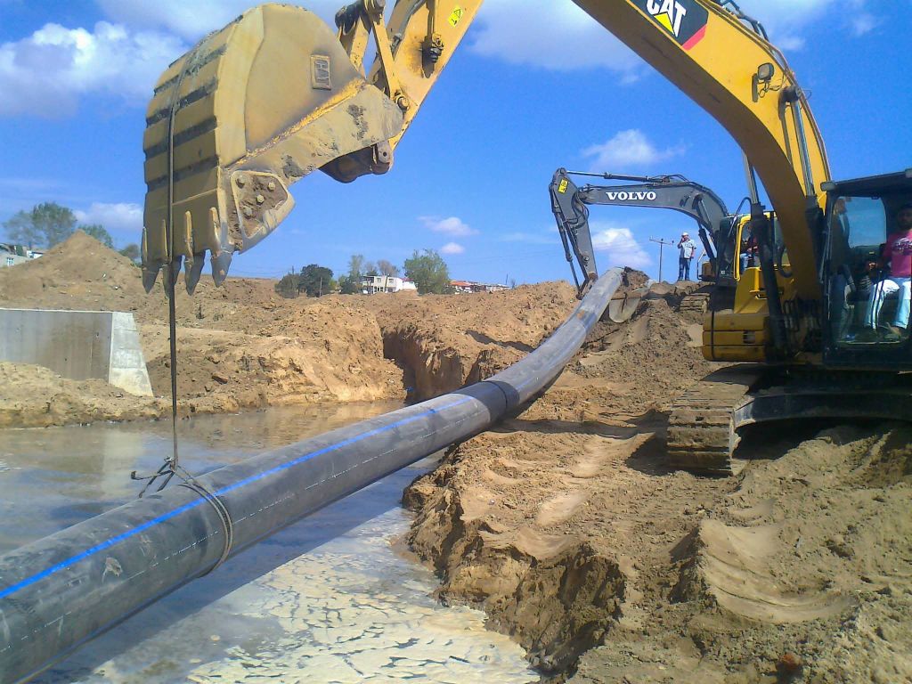 Büyük çap PE boru döşeme - iş makinesi ile montaj