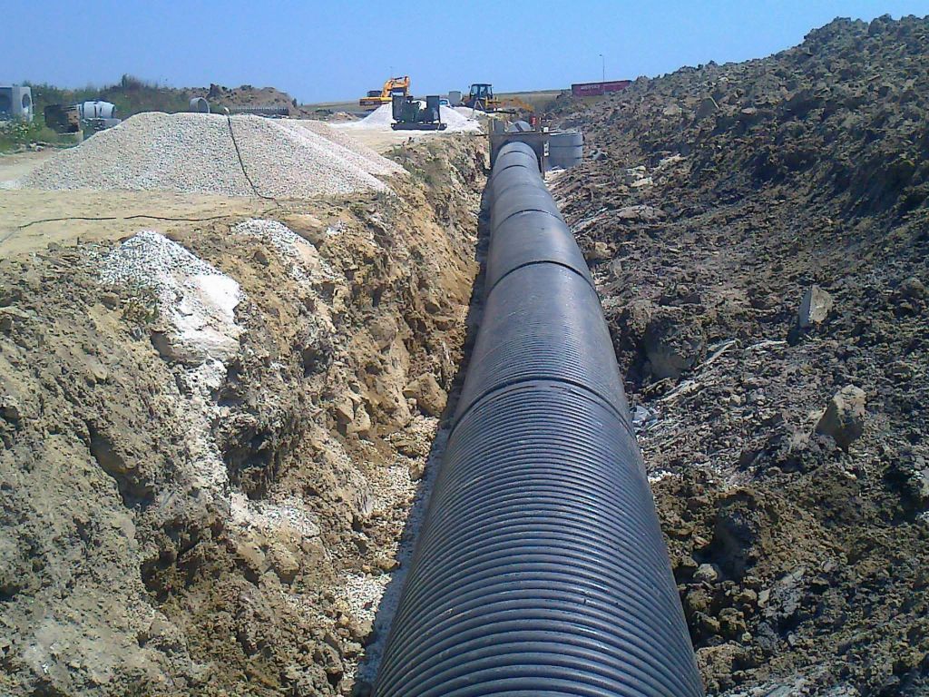 Yeraltı PE boru hattı - vana montajı